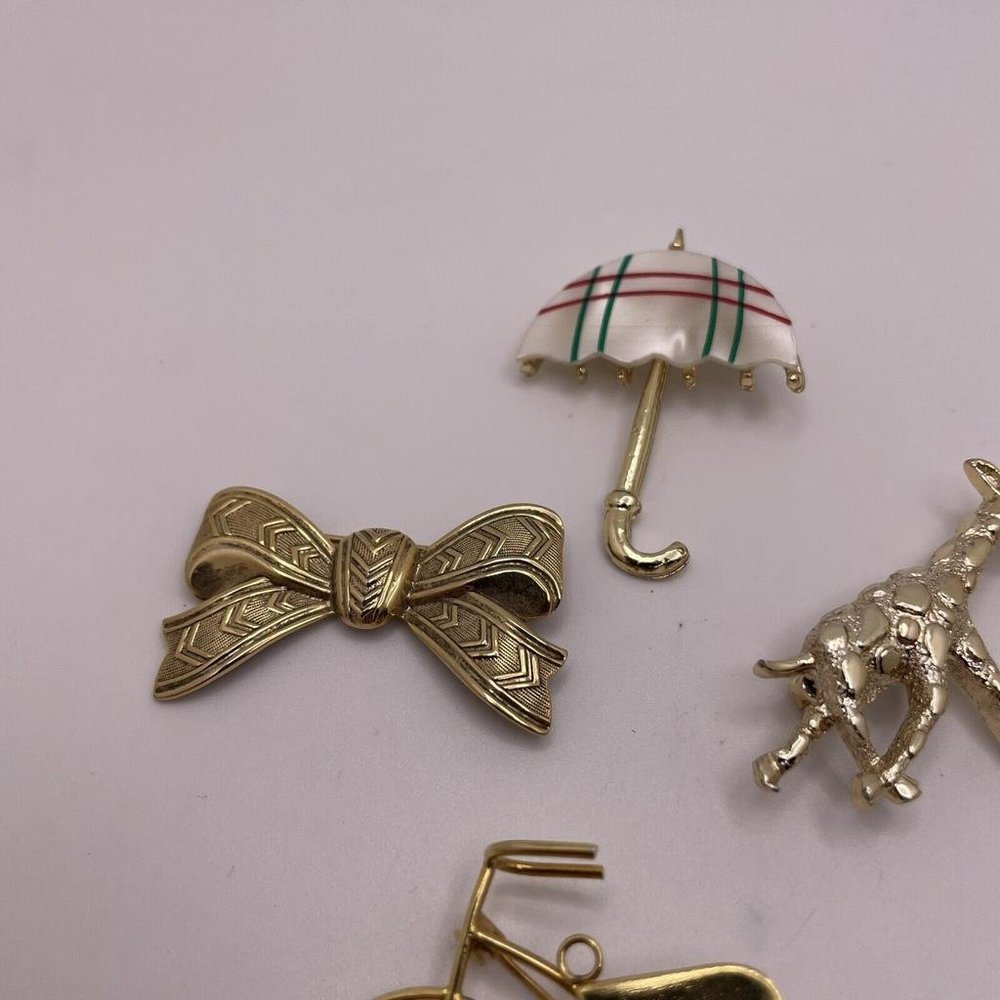 Lot Of 4 Women’s Gold Tone Brooch Pins Metal Bike, Giraffe, Umbrella, Bow - Picture 5 of 11